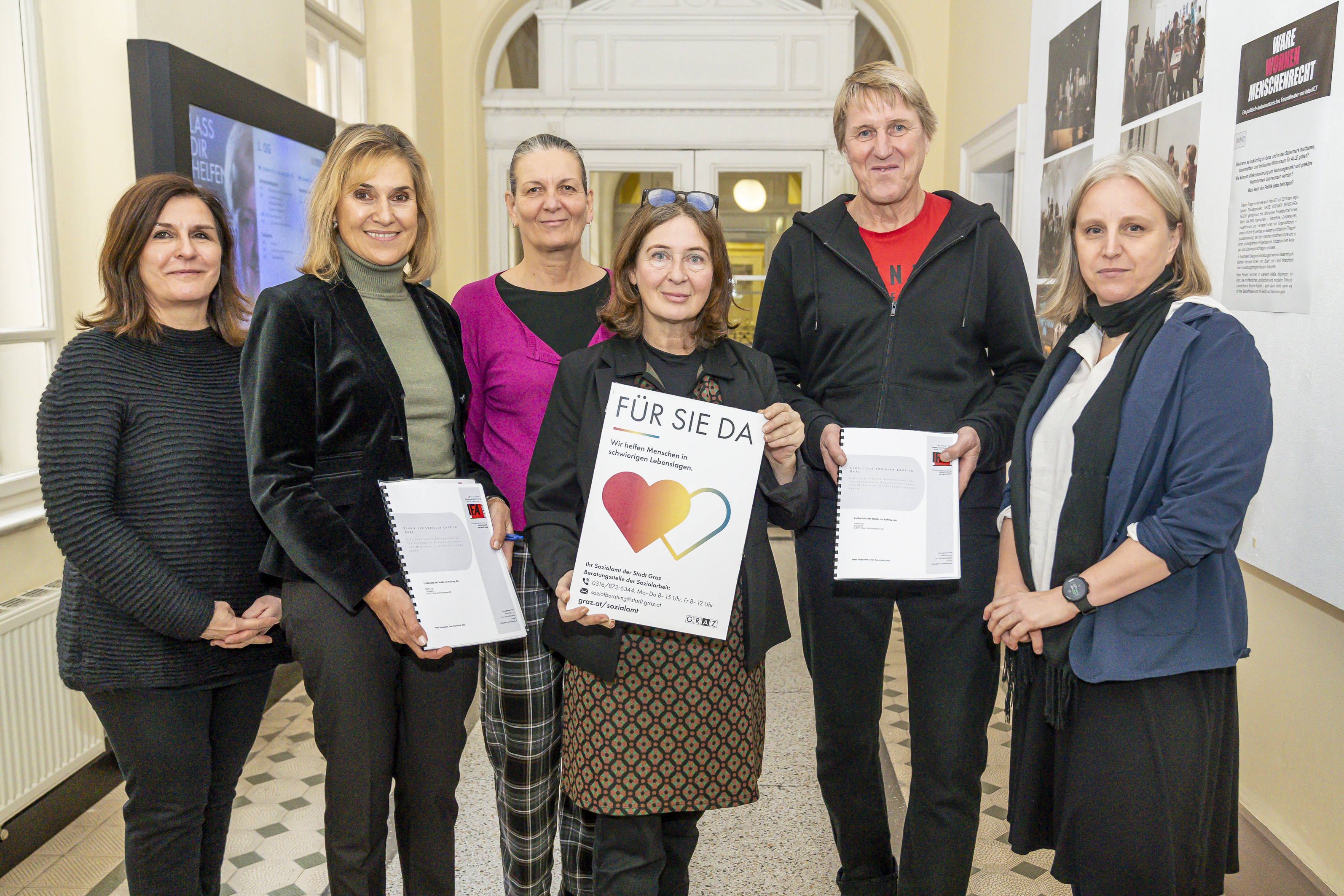 V.l.: Barbara Laminger und Andrea Fink (Sozialamt), Petra Theissl vom Amt der Bürgermeisterin, Bürgermeisterin Elke Kahr, Studienautor Peter Stoppacher und Eva Seiler (Leitung Sozialarbeit, Soziale Dienste und Wohnen im Sozialamt)