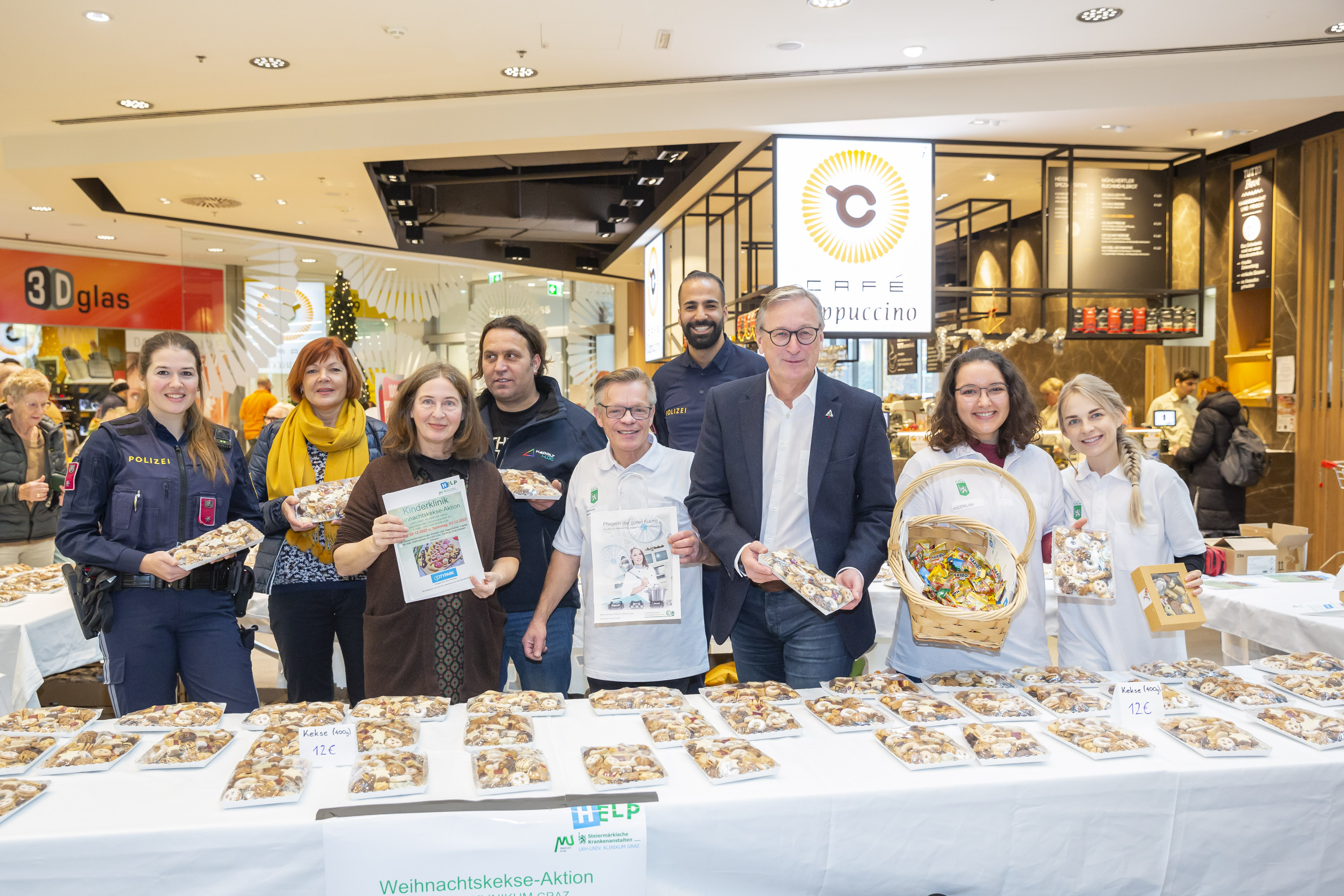 Bürgermeisterin Elke Kahr (3. v.l.) ließ es sich nicht nehmen, im Citypark Organisator Gerald Sobian (Mitte) und andere Helfer:innen zu unterstützen. © Stadt Graz/Fischer Bürgermeisterin Elke Kahr (3. v.l.) ließ es sich nicht nehmen, im Citypark Organisator Gerald Sobian (Mitte) und andere Helfer:innen zu unterstützen.