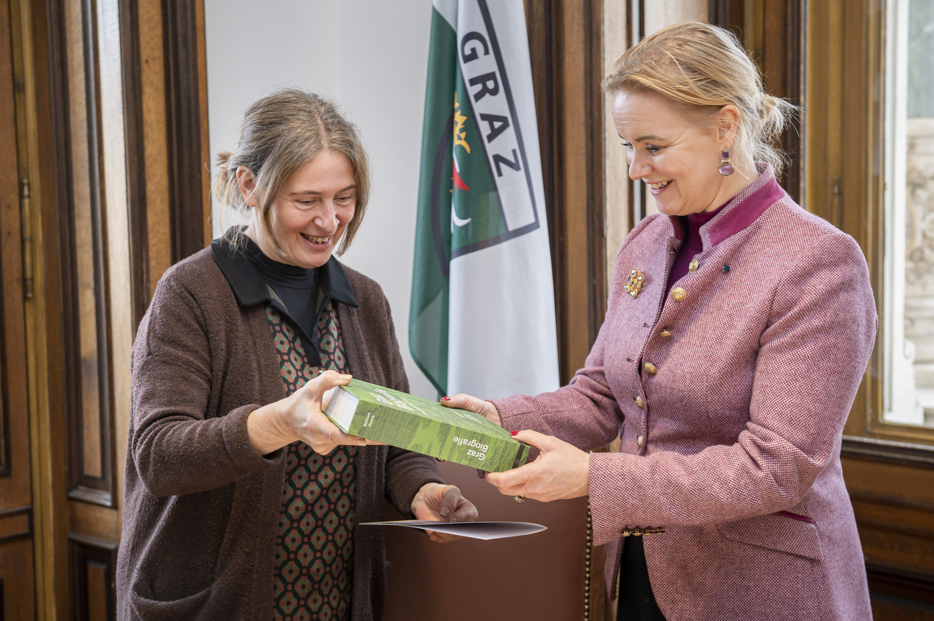 Spontan schenkte die Bürgermeisterin ihrem Gast noch die druckfrische Graz-Biografie von Wolfram Dornig, Otto Hochreiter und Georg Tiefengraber. © Stadt Graz/Fischer Spontan schenkte die Bürgermeisterin ihrem Gast noch die druckfrische Graz-Biografie von Wolfram Dornig, Otto Hochreiter und Georg Tiefengraber.