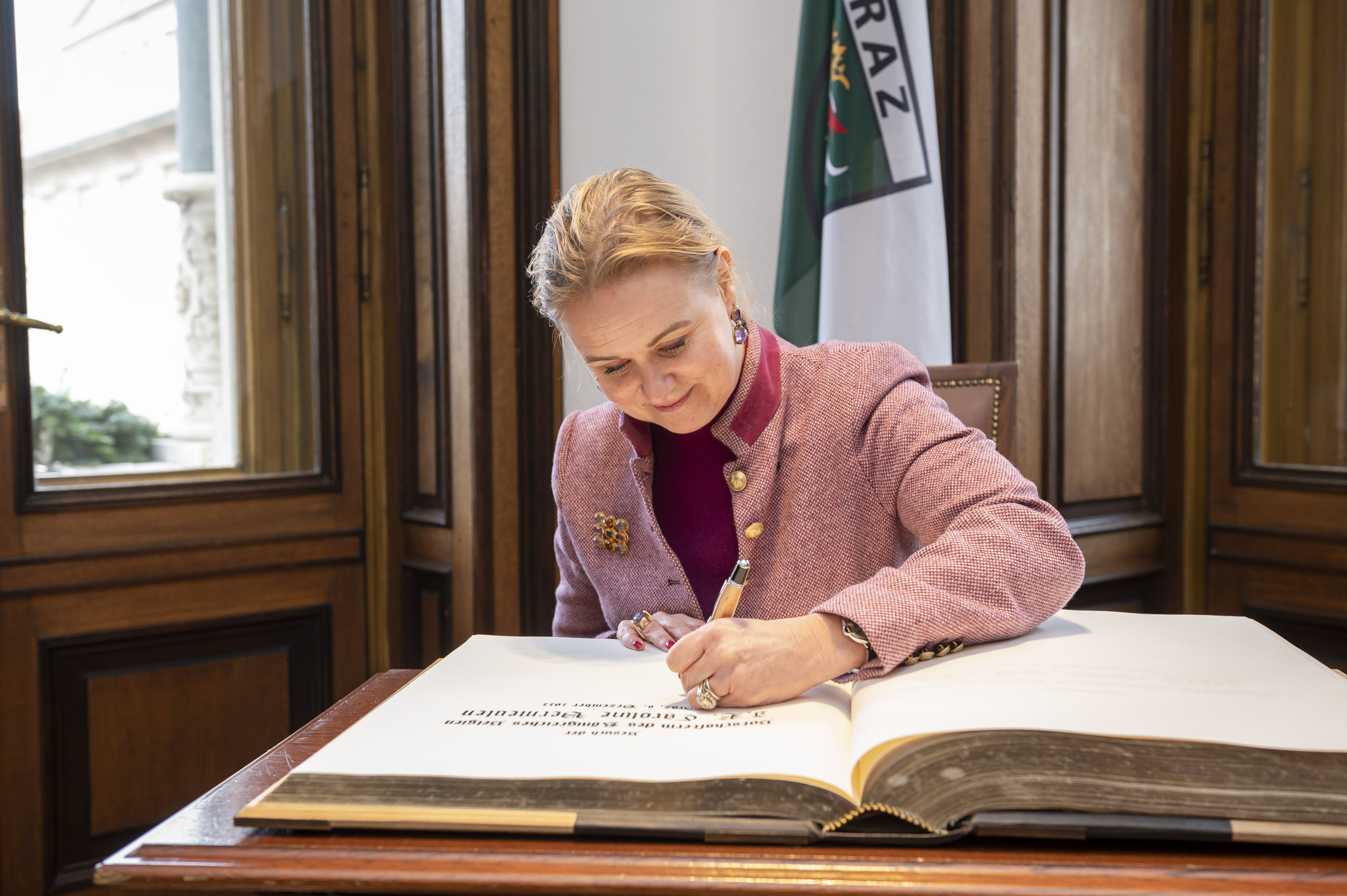 Eintrag ins Goldene Buch der Stadt Graz. © Stadt Graz/Fischer Eintrag ins Goldene Buch der Stadt Graz.