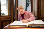 Die Belgische Botschafterin trägt sich ins Goldene Buch der Stadt Graz ein.