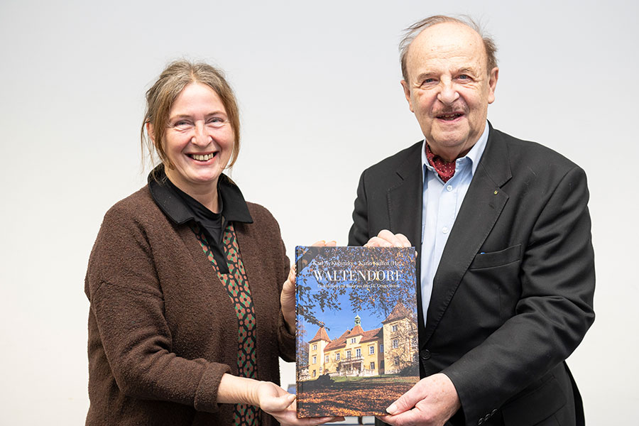 Graz-Historiker Karl Albrecht Kubinzky präsentierte im Media Center des Rathauses gemeinsam mit Bürgermeisterin Elke Kahr sein neues Buch über Waltendorf.