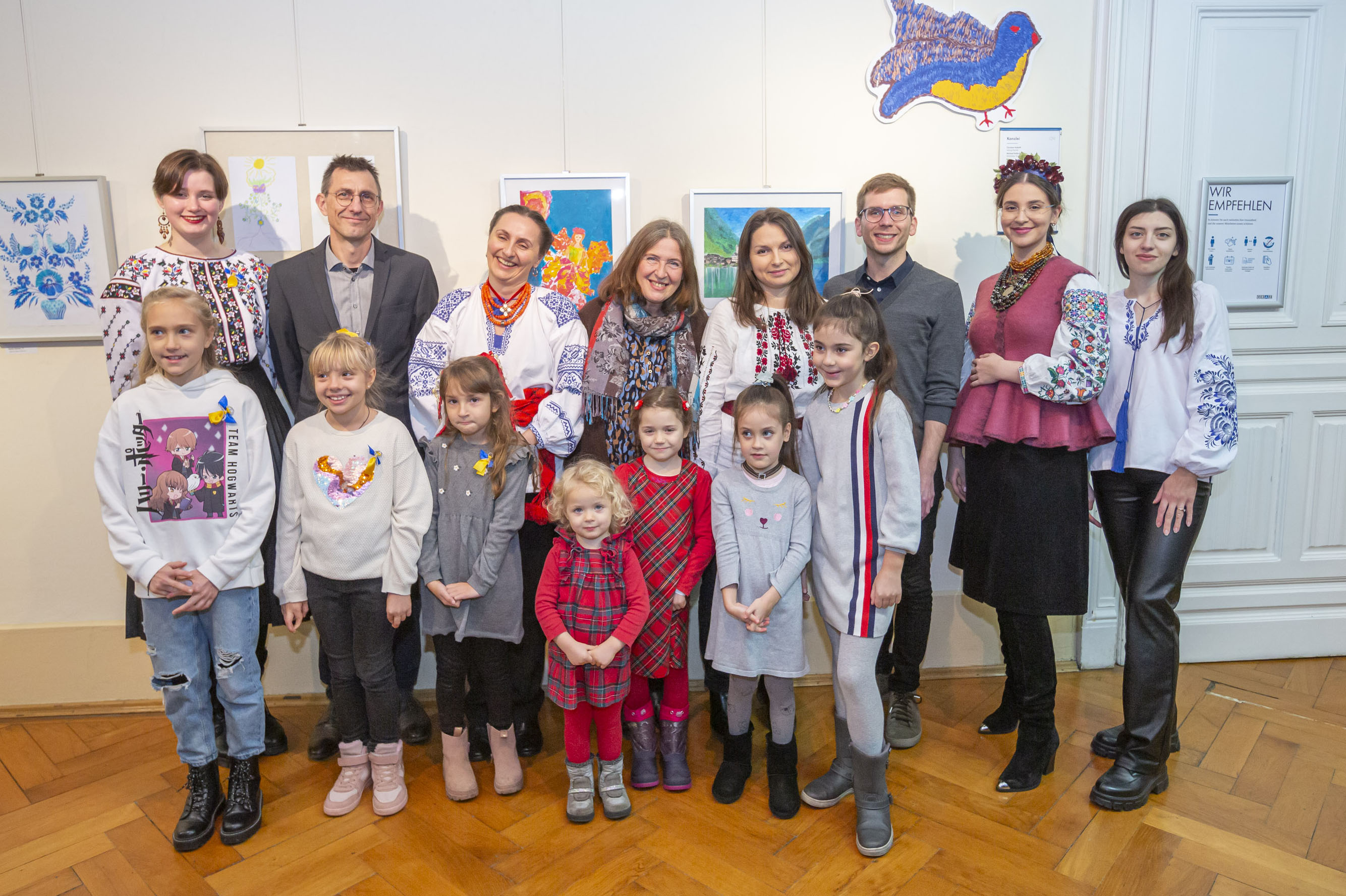 Gruppenbild mit Ukrainischen Kulturvereinsmitglieder, Steirischer Kulturvermittlung sowie Bürgermeisterin Elke Kahr und Stadtrat Robert Krotzer.