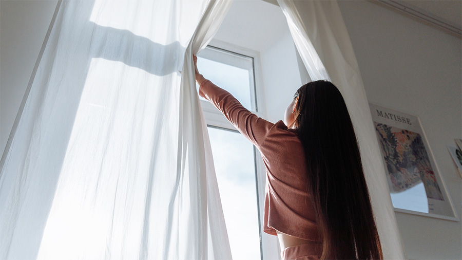 Beim Lüften entweicht nicht nur Luftfeuchtigkeit, sondern die Qualität der Luft wird allgemein „besser“. © Pexels Short and Sweet Beim Lüften entweicht nicht nur Luftfeuchtigkeit, sondern die Qualität der Luft wird allgemein „besser“.