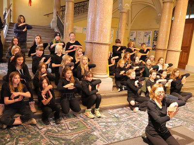 Tanzperformance im Foyer