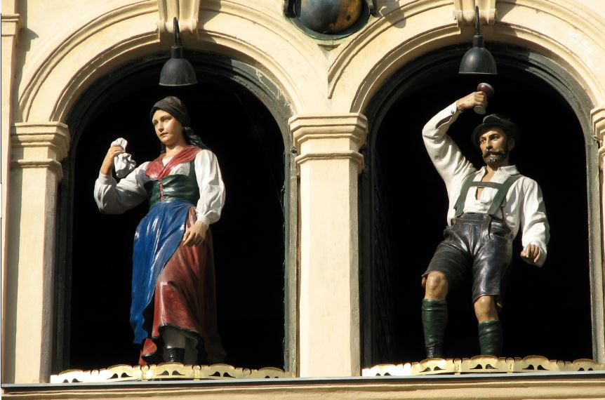 Beliebtes Ziel in Graz: die beiden tanzenden Holzfiguren unter dem Giebel