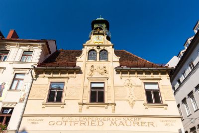 Die Spannung steigt: um 11, 15 und 18 Uhr öffnen sich die Arkadenfenster.