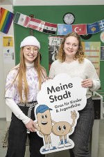 Lisa Peer (l.) und Katja Horvath haben das Logo für die Kinder- und Jugendstadt entworfen.