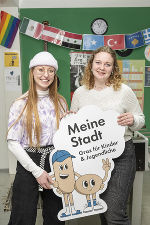 Lisa Peer (l.) und Katja Horvath haben das Logo für die Kinder- und Jugendstadt entworfen. © Stadt Graz/Fischer Lisa Peer (l.) und Katja Horvath haben das Logo für die Kinder- und Jugendstadt entworfen.