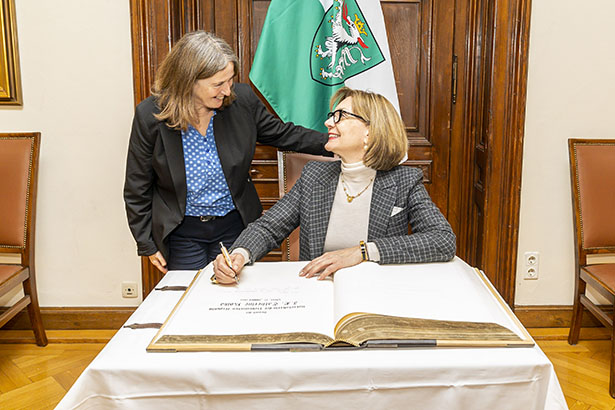 Eine herzliche Begegnung: Bürgermeisterin Elke Kahr (l.) und Griechenlands Botschafterin I.E. Catherine Koika.