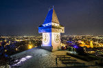 Der Uhrturm in den ukrainischen Farben beleuchtet
