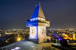 Der in den ukrainischen Farben beleuchtete Uhrturm