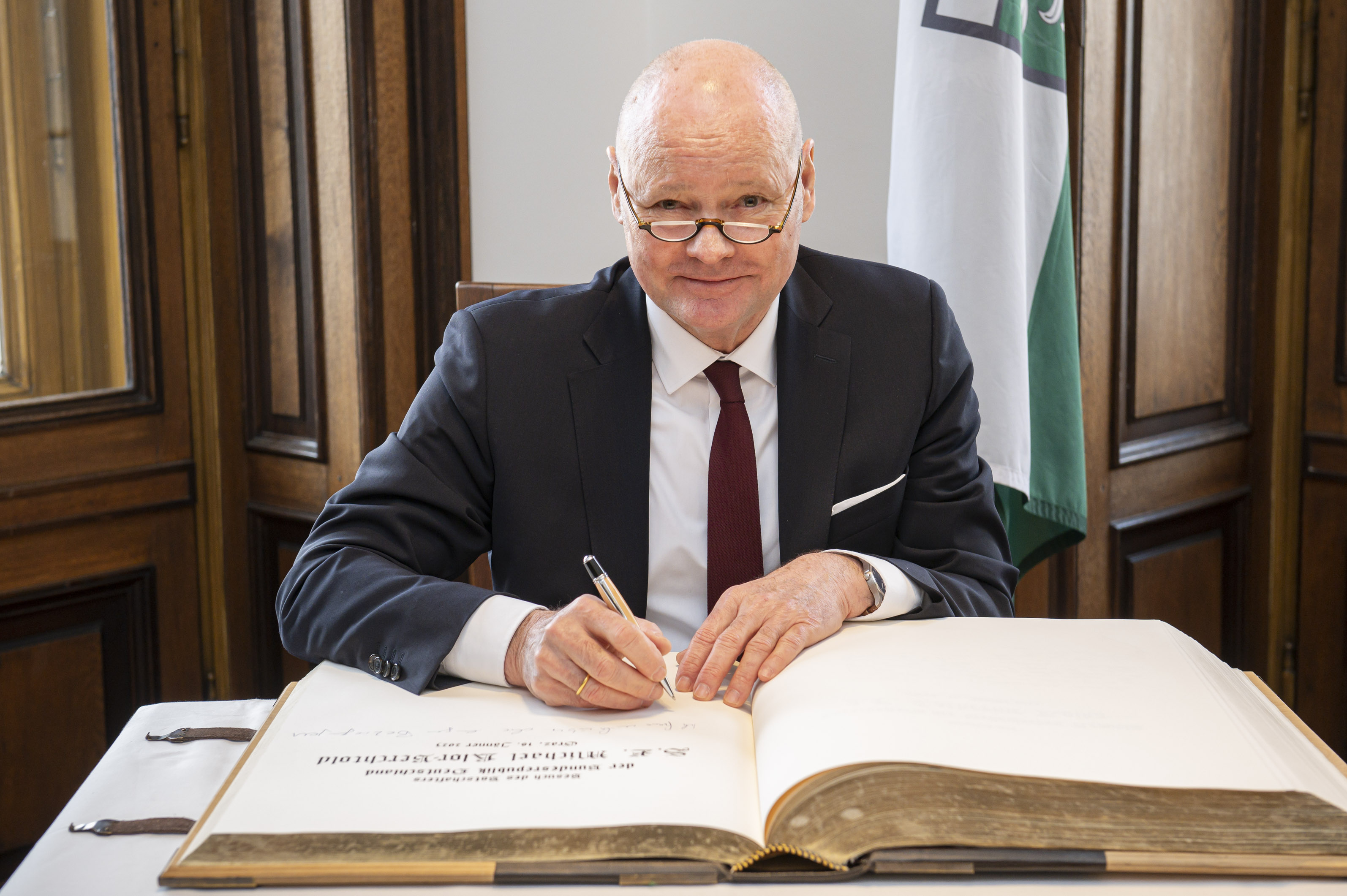 Der deutsche Botschafter Michael Klor-Berchtold verewigte sich im Goldenen Buch der Stadt Graz.