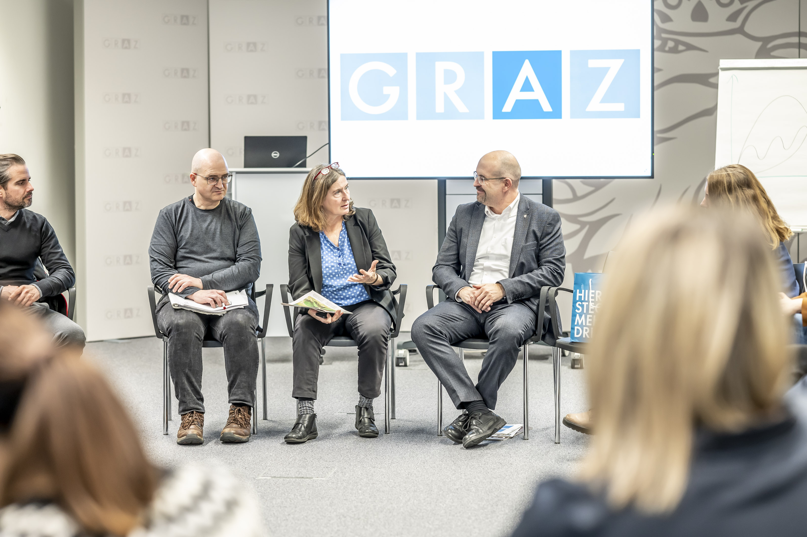 Bürgermeisterin Elke Kahr (rechts der Leiter der Kommunikationsabteilung, Max Mazelle, links Pressesprecher Georg Fuchs) stand den Teilnehmer:innen des Unikurses Unternehmenskommunikation im Media Center des Rathauses Rede und Antwort.