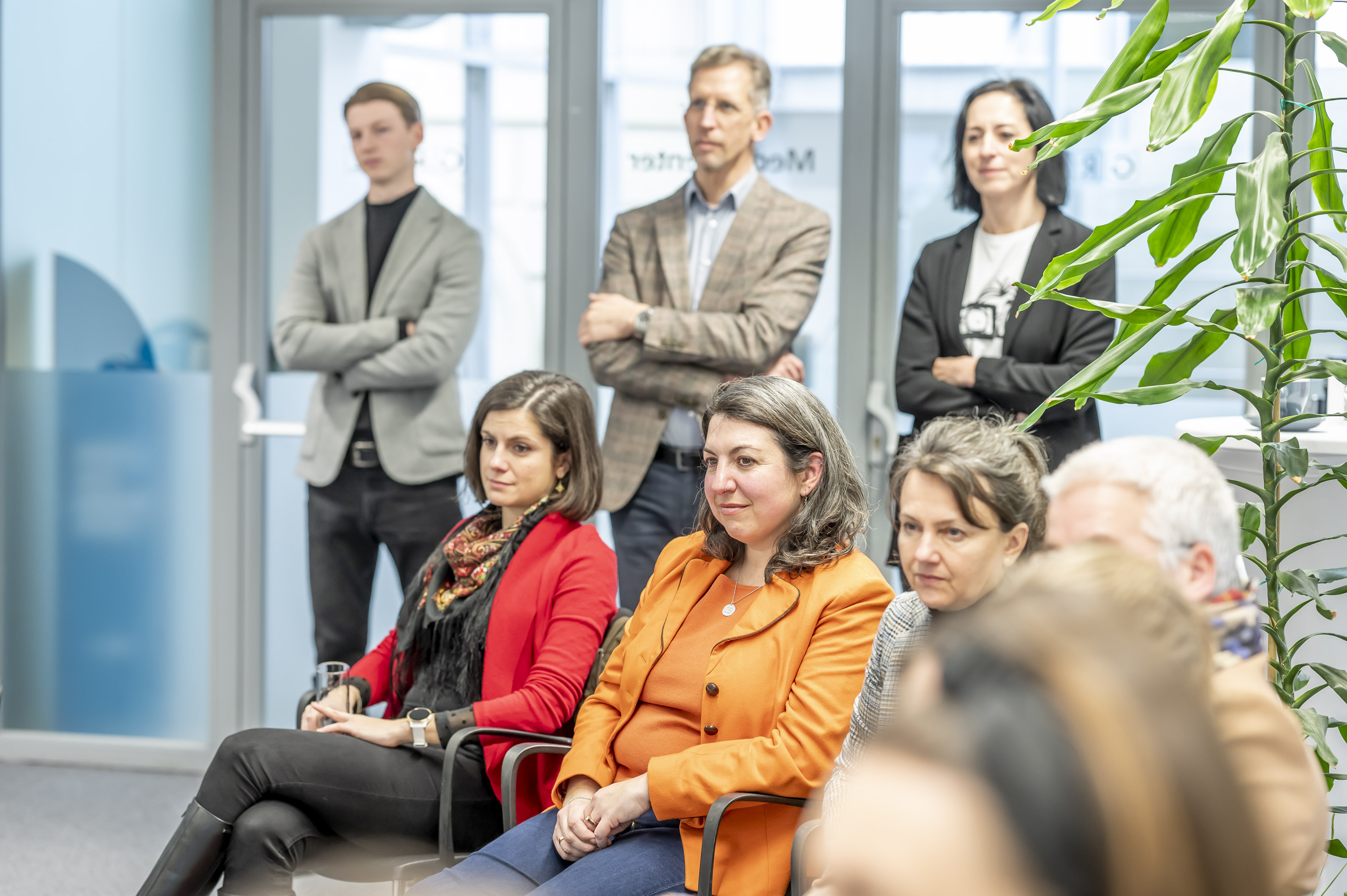 Der Organisator des Unikurses auf Seiten der Stadt Graz, Martin Eigler (M.), rechts Michaela Renhart vom städtischen Kommunikationsmanagement und links Maximilian Weber, der in der Kommunikationsabteilung zum Medienfachmann - Online-Marketing ausgebildet wird.