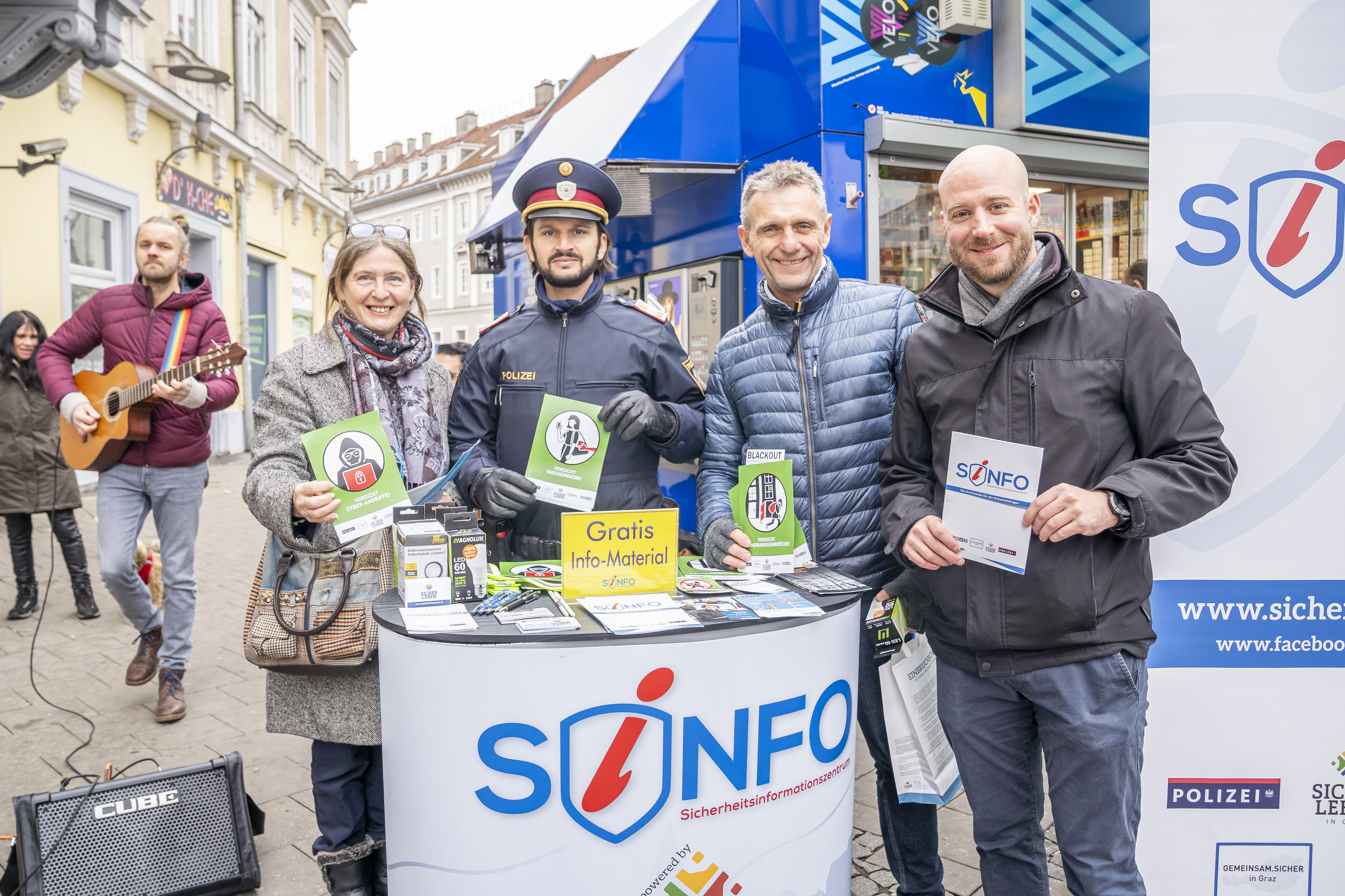 Info-Aktion am Griesplatz: Bürgermeisterin Elke Kahr, Sicherheitskoordinator des Stadtpolizeikommandos Manuel Leitner , Stefan Hoflehner, Leiter SINFO und Jeremy Stöhs GF Sicher Leben. (v.l.)