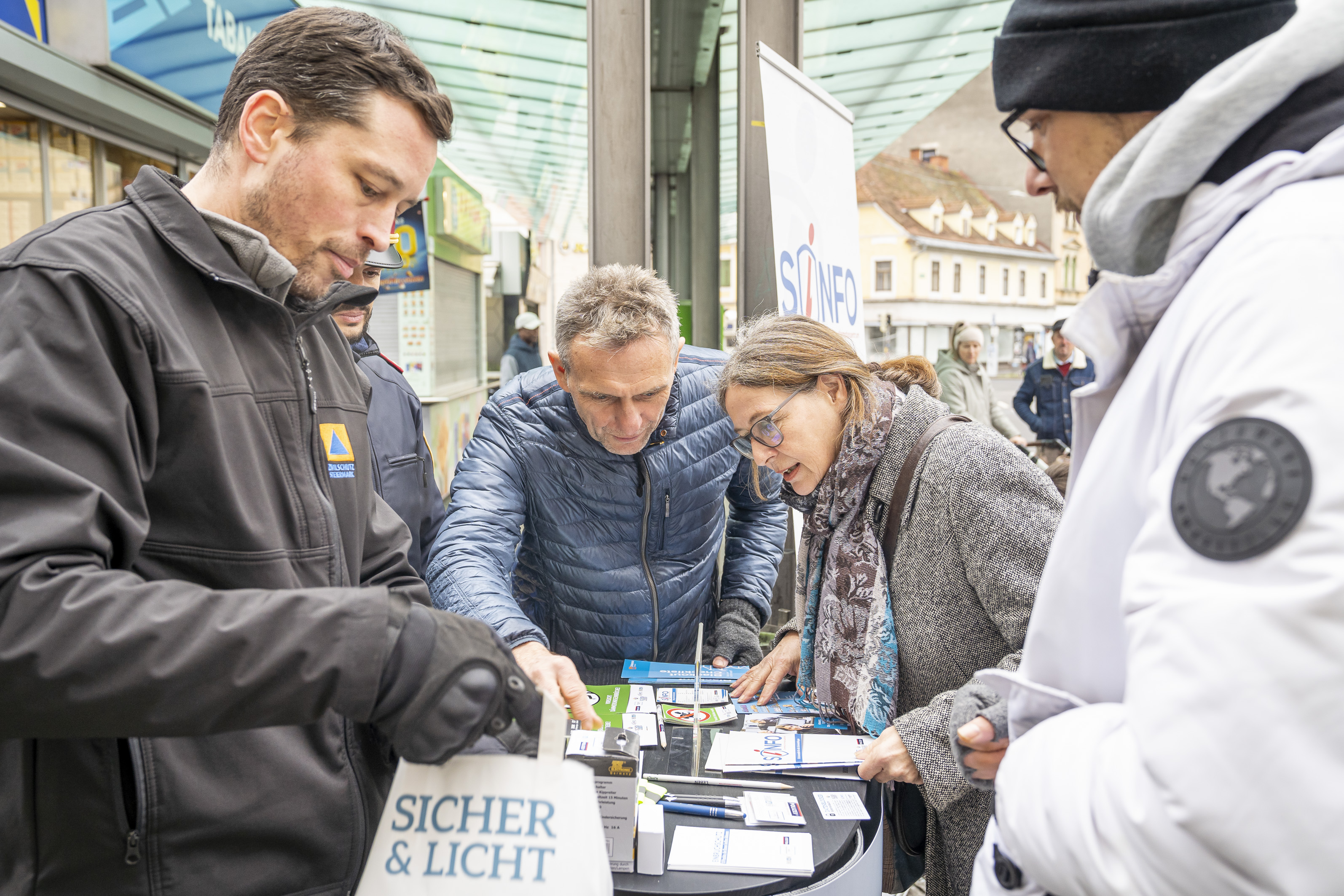 Die Bürgermeisterin half aktiv beim Verteilen des Infomaterials mit.