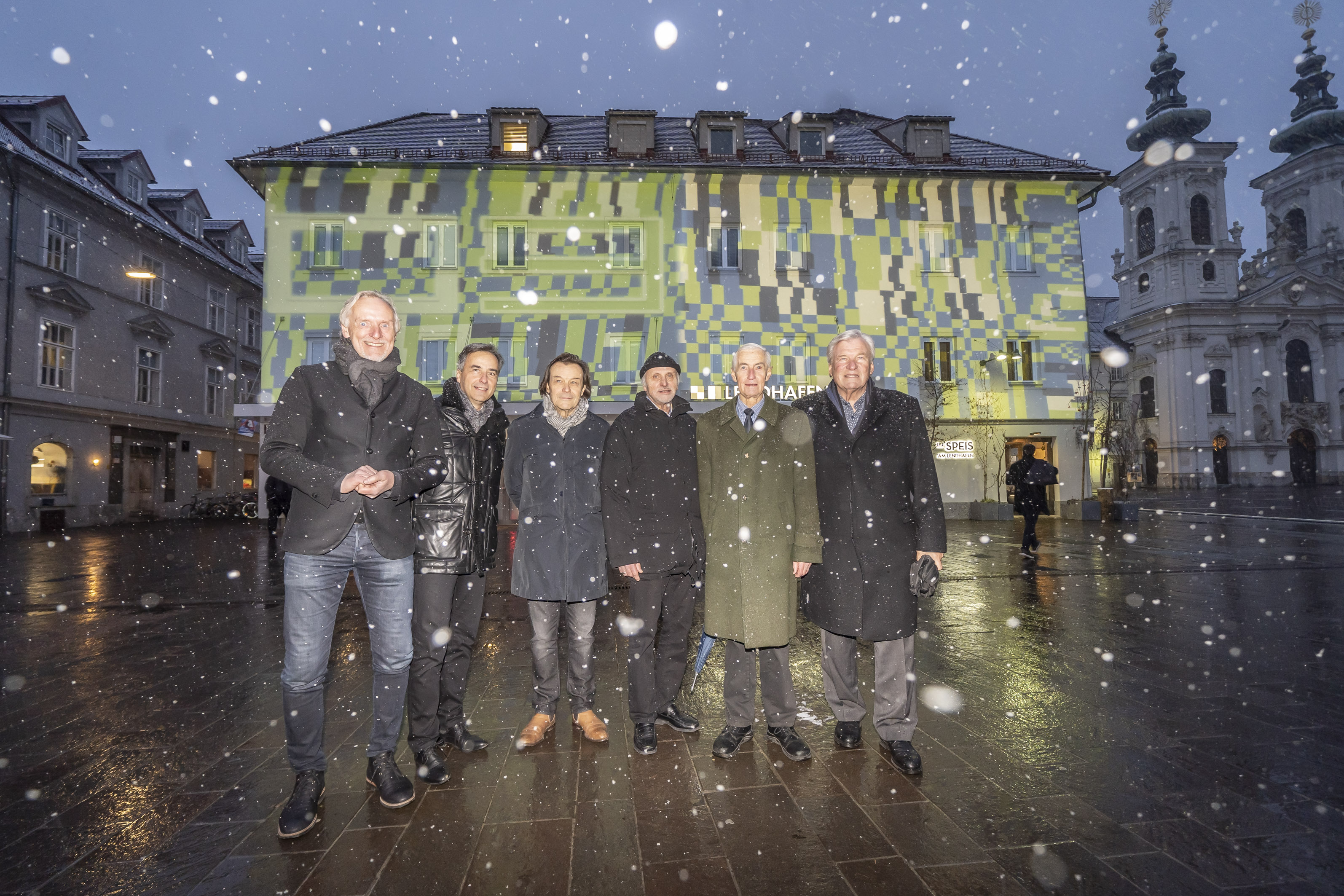 Rückblick zum Auftakt mit einer Projektion des Graz03-Logos auf der ehemaligen Festivalzentrale am Mariahilferplatz: Kulturstadtrat Günter Riegler, Altbürgermeister Siegfried Nagl, 2003-GF Manfred Gaulhofer, 2003-Intendant Wolfgang Lorenz, Altbürgermeister Alfred Stingl und Vizebürgermeister a. D. Peter Weinmeister (v. li.)