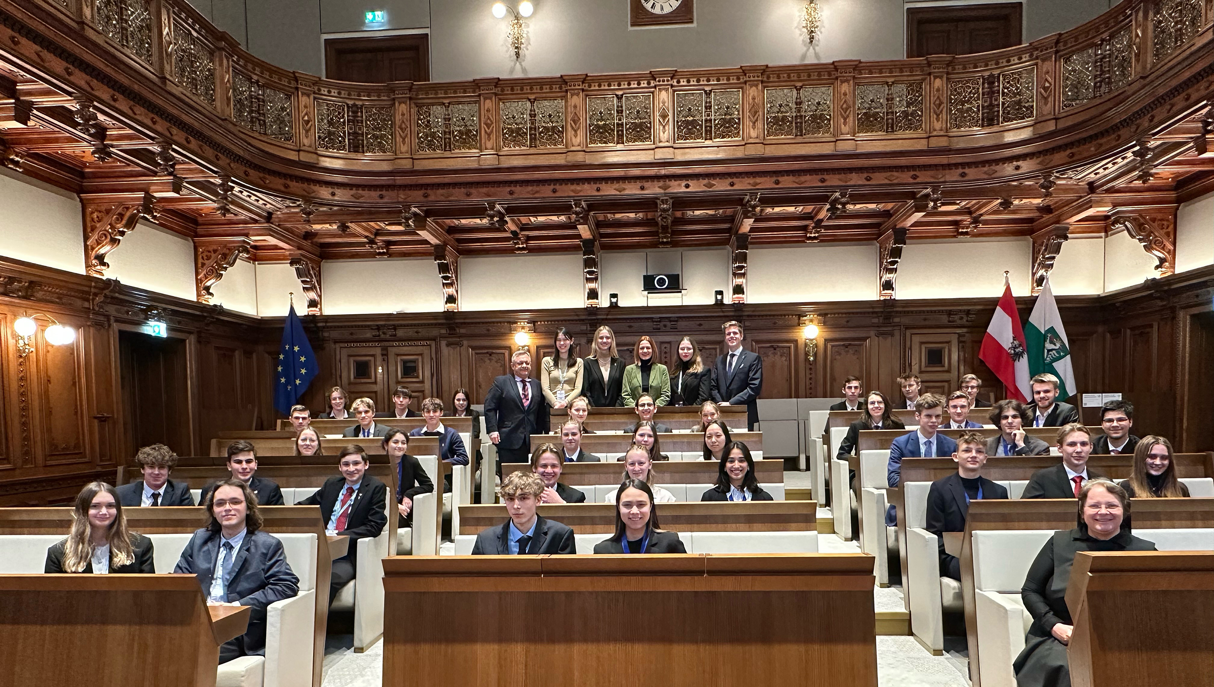 Am Samstag versammelten sich die Jungparlamentarier:innen des Model European Parliament im Gemeinderatssitzungssaal im Rathaus.