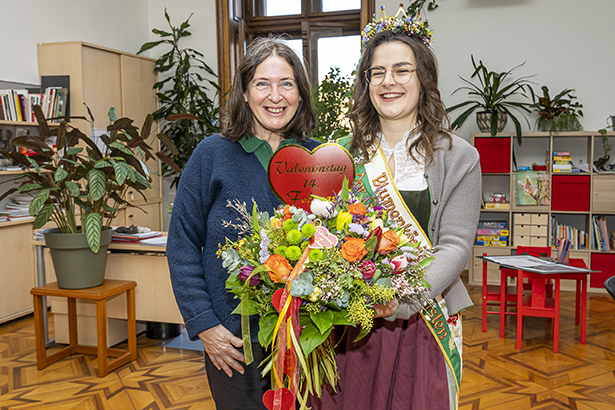 Eine blumige Überraschung gab es heute von Verena I., der amtierenden Blumenkönigin für Bürgermeisterin Elke Kahr (l.). Anlass: der bevorstehende Valentinstag.