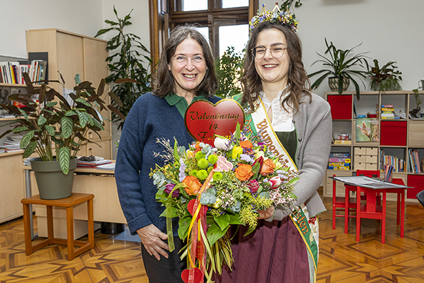 Eine blumige Überraschung gab es heute von Verena I., der amtierenden Blumenkönigin für Bürgermeisterin Elke Kahr (l.). Anlass: der bevorstehende Valentinstag. © Stadt Graz/Fischer Eine blumige Überraschung gab es heute von Verena I., der amtierenden Blumenkönigin für Bürgermeisterin Elke Kahr (l.). Anlass: der bevorstehende Valentinstag.