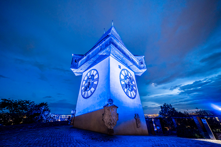 Der Uhrturm leuchtet am 15. Februar in blau.