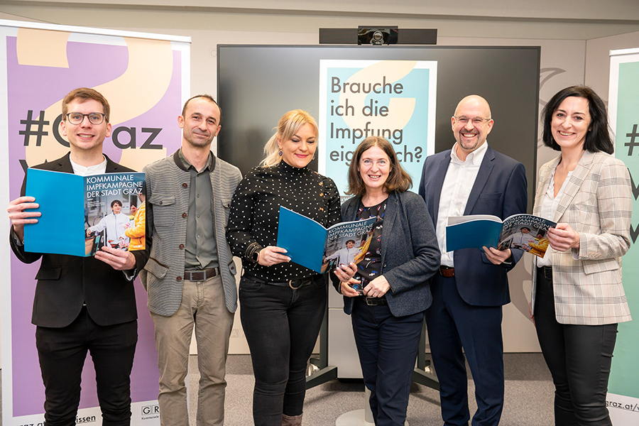 V.l.: Stadtrat Robert Krotzer, Christoph Pammer (Gesundheitsamt), Dzenana Friedmann (Gesundheitsamt), Bürgermeisterin Elke Kahr, Maximilian Mazelle (Leiter Abteilung für Kommunikation), Michaela Renhart (Kampagnenleitung) © Stadt Graz/Fischer V.l.: Stadtrat Robert Krotzer, Christoph Pammer (Gesundheitsamt), Dzenana Friedmann (Gesundheitsamt), Bürgermeisterin Elke Kahr, Maximilian Mazelle (Leiter Abteilung für Kommunikation), Michaela Renhart (Kampagnenleitung)