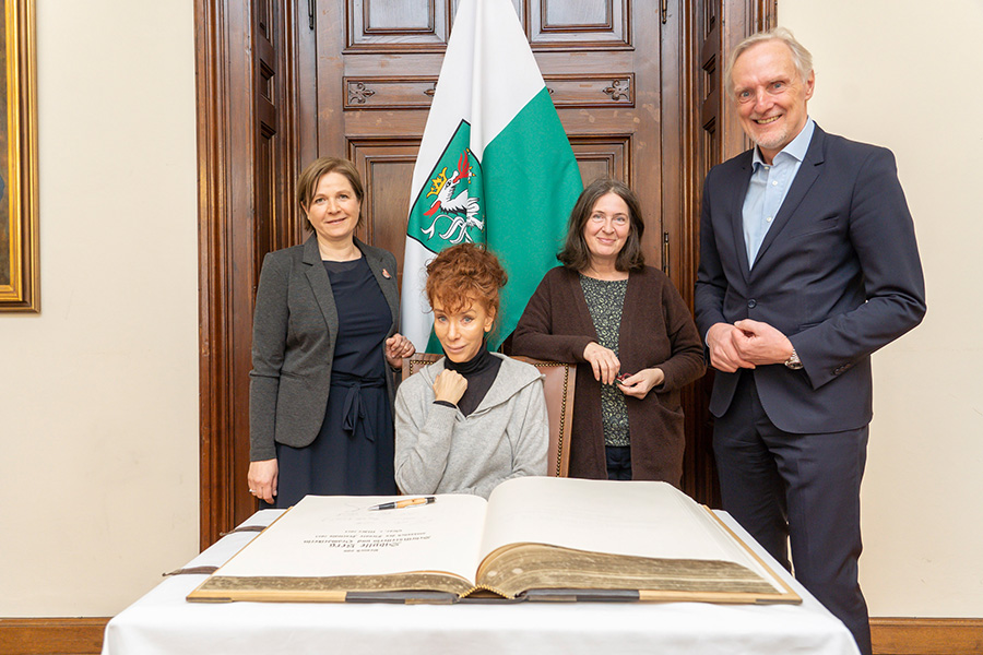 Sibylle Berg mit Vizebürgermeisterin Judith Schwentner, Bürgermeisterin ELke Kahr und Stadtrat Günter Riegler (v.l.)