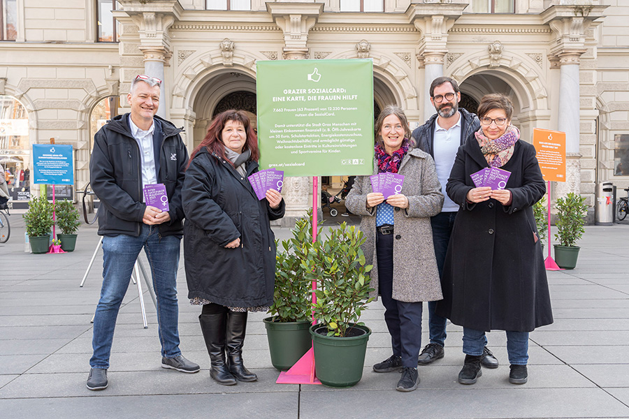 Aktion und Pressekonferenz auf dem Grazer Hauptplatz mit Bürgermeisterin Elke Kahr, Stadtrat Manfred Eber, Finanzdirektor Johannes Müller und Frauenreferatsleiterin Doris Kirschner 