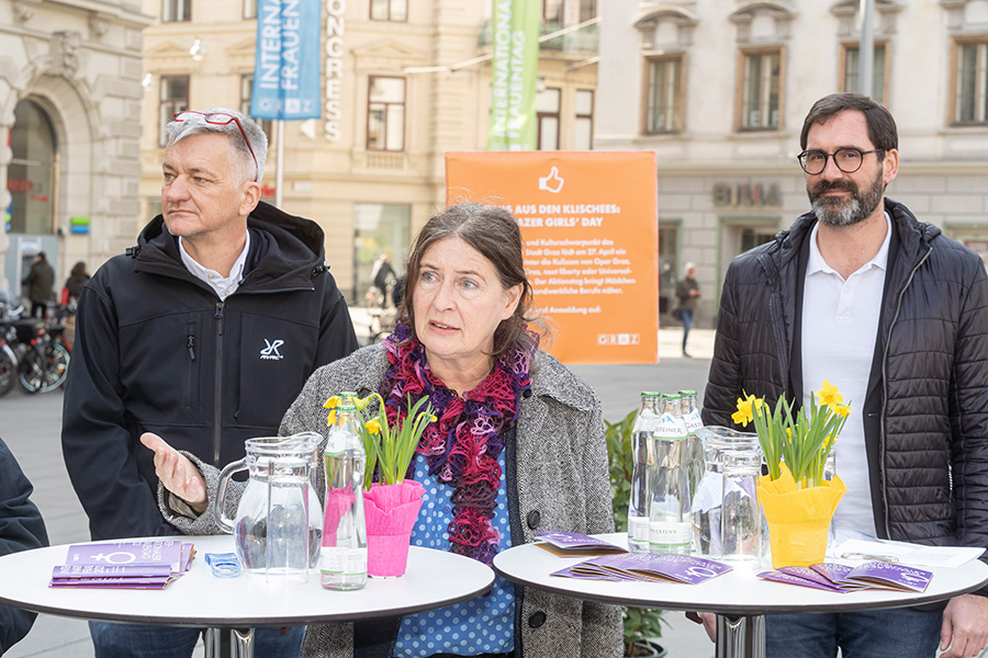 Frauenpolitik spiegelt sich auch im städtischen Budget wider: Bürgermeisterin Elke Kahr mit Finanzstadtrat Manfred Eber (li) und Finanzdirektor Johannes Müller