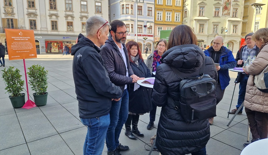 Frauentag 2023: Aktion am Grazer Hauptplatz und Folder-Verteilaktion