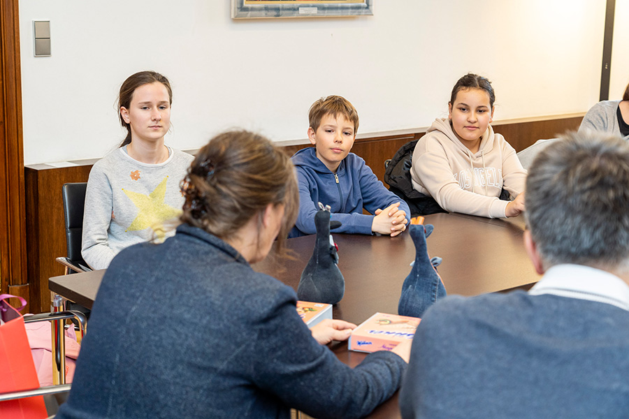 Die Kinderbürgermeisterin Lucia (li), Kinderbürgermeister Felix sowie Stellvertreterin Mina.