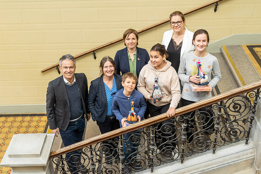 Kinderbürgermeisterin Lucia (ganz rechts), ihre Stellvertreterin Mina und Kinderbürgermeister Felix waren ins Rathaus zum Gespräch mit Bürgermeisterin Elke Kahr, Vizebürgermeisterin Judith Schwentner, StR Kurt Hohensinner und GRin Daniela Schlüsselberger gekommen.