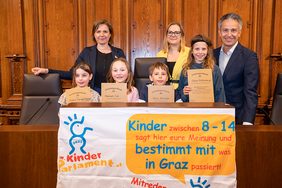 Gratulant:innen mit Kinderbürgermeister:innen und Stellvertreter:innen: Vizebürgermeisterin Judith Schwentner, Gemeinderätin Daniela Schlüsselberger und Stadtrat Kurt Hohensinner