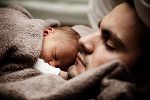 Symbolbild: Vater mit Baby