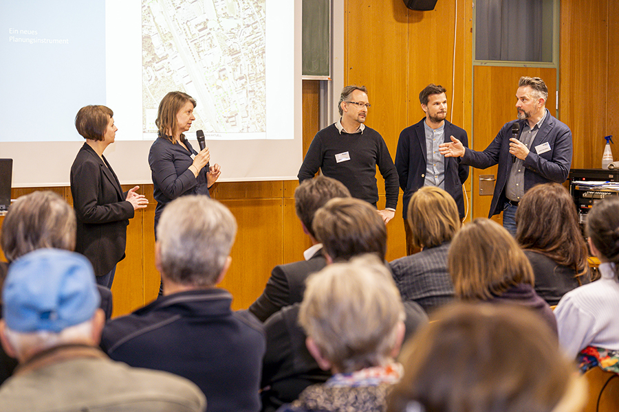 Arbeiten am gemeinsamen Stadtteilleitbild für Jakomini-Süd. Das Projektteam: Barbara Bretterklieber, Eva Benedikt, Wilfried Krammer, Oliver Konrad und Wolf-Timo Köhler (v. l.)