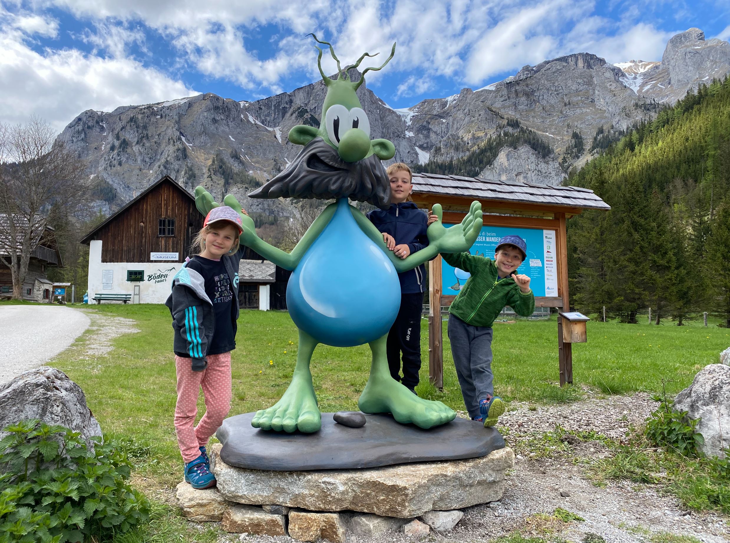 Der Wuzzi begleitet die Besuchenden am Wasser.Wander.Wunder-Weg 