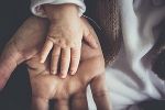 Symbolbild: Männerhand und Babyhand