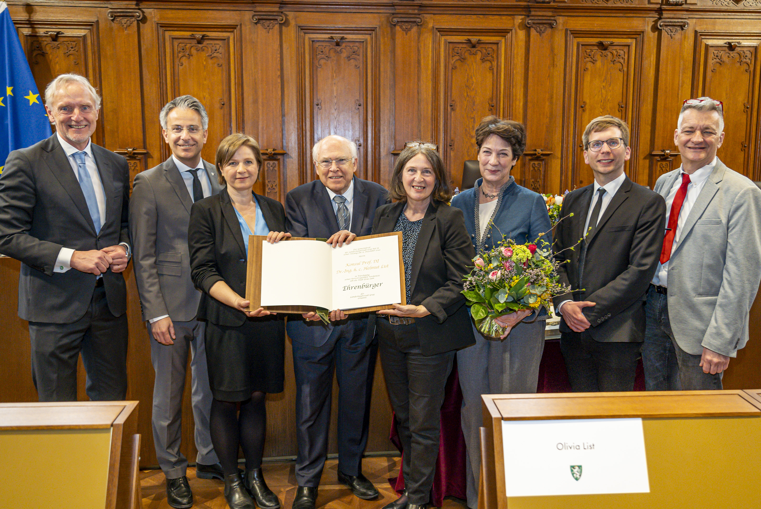Die gesammelte Grazer Stadtregierung gratulierte Helmut List zu der Ehrenbürgerernennung.
