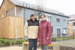 Happy mit ihren neuen Wohnungen Am Grünanger: Helga Kernstock und Renate Heidekum 