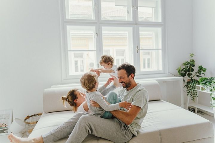Symbolfoto: Familie auf Couch