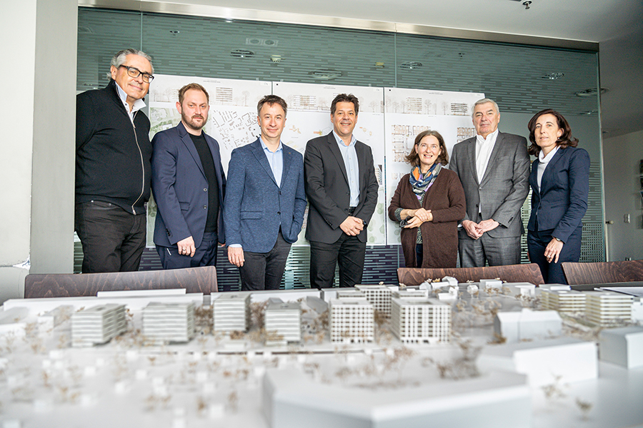 V.l.: Gerhard Uhlmann (Wohnen Graz), Architekt Karlheinz Boiger, Alexander Daum (ENW), Stadtbaudirektor Bertram Werle, Bürgermeisterin Elke Kahr, Wolfram Sacherer (ENW), Birgit Schauer (ENW)