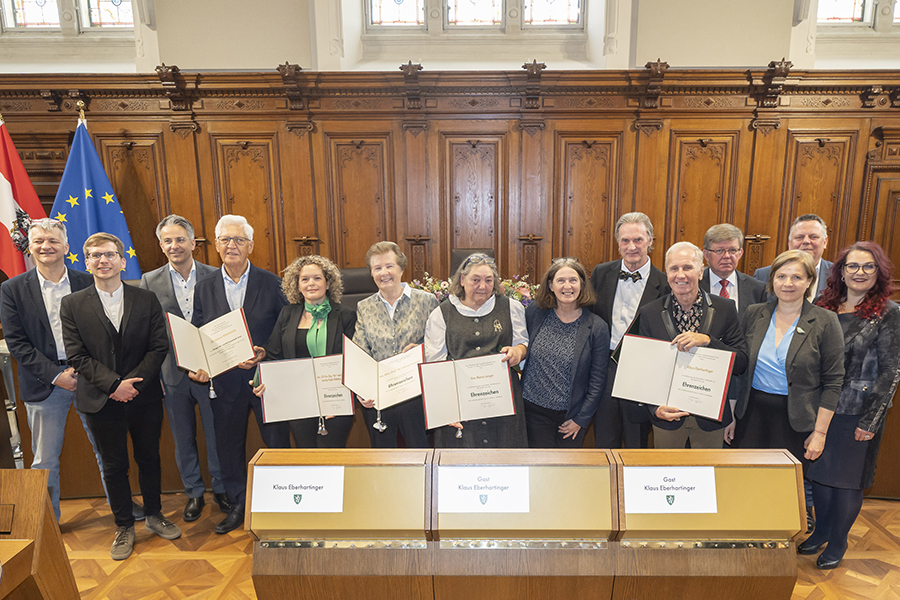 Feierlicher Empfang im Rathaus: Mitte Bgm.in Elke Kahr, v. l. die Stadträte Manfred Eber, Robert Krotzer und Kurt Hohensinner mit den Ausgezeichneten Helmut Reinhofer, Lumnije Kqiku-Biblekaj, Christa Fonatsch, Eva Maria Lenger, Christian Urban, Klaus Eberhartinger und Herbert Beiglböck, v. r. StRin Claudia Schönbacher, Vize-Bgm.in Judith Schwentner, hinten SPÖ-Klubobmann Michael Ehmann.