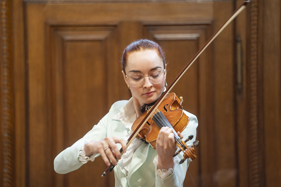 Sofya-Agnessa Yakuntsova sorgte für die wunderschönen Violinklänge.