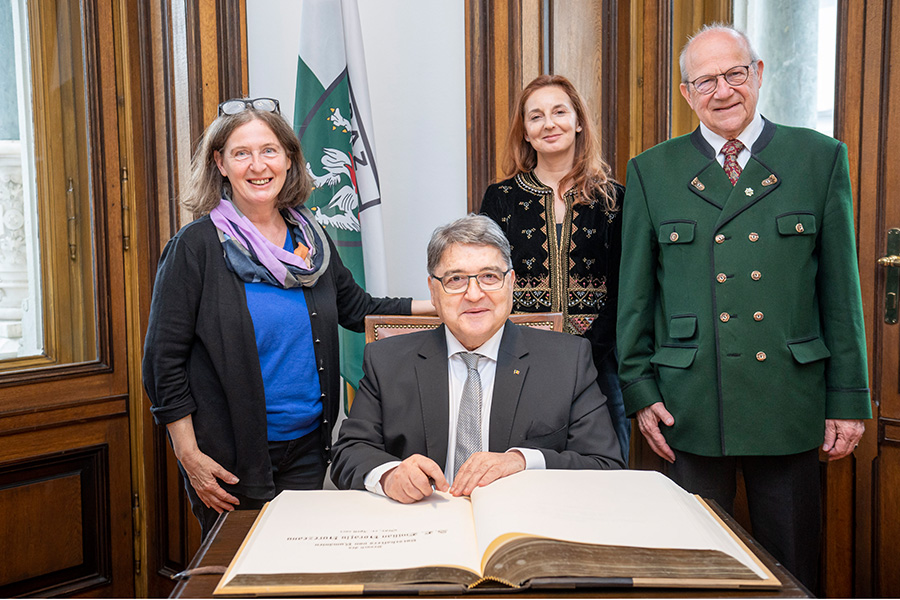 Botschafter Emil Hurezeanu trug sich ins Goldene Buch der Stadt ein; mit dabei Bürgermeisterin Elke Kahr, Botschafter-Stellvertreterin Andrea Amza-Andras und Honorarkonsul Andreas Bardeau