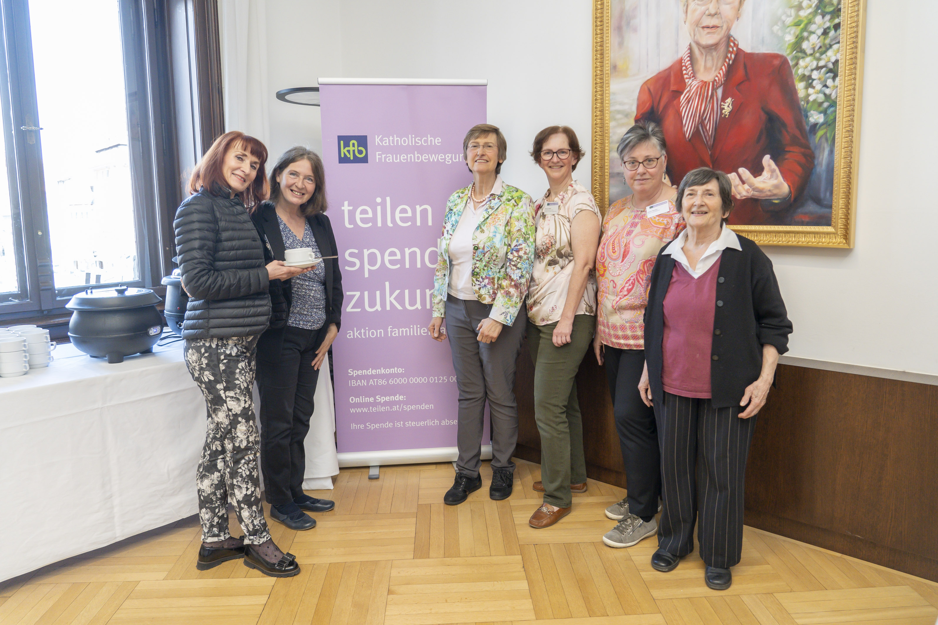 Bürgermeisterin Elke Kahr (2. v. l.) beim Charity-Suppenessen mit Lydia Lieskönig (l.), Lydia Zürn, Barbara Wendl,Helene Neuherz und Helga Hager (l. im Bild v. l.)