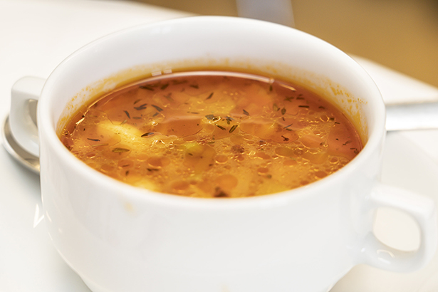 Suppe, die doppelt "wirkt": als Stärkung für den Körper und als Hilfe für Frauen auf den Philippinen. 