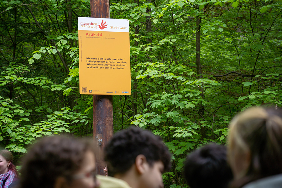 Der Weg im Grazer Leechwald ist rund 1 Kilometer lang und listet auf 30 Tafeln die wichtigsten Artikel der Menschenrechtskonvention auf.