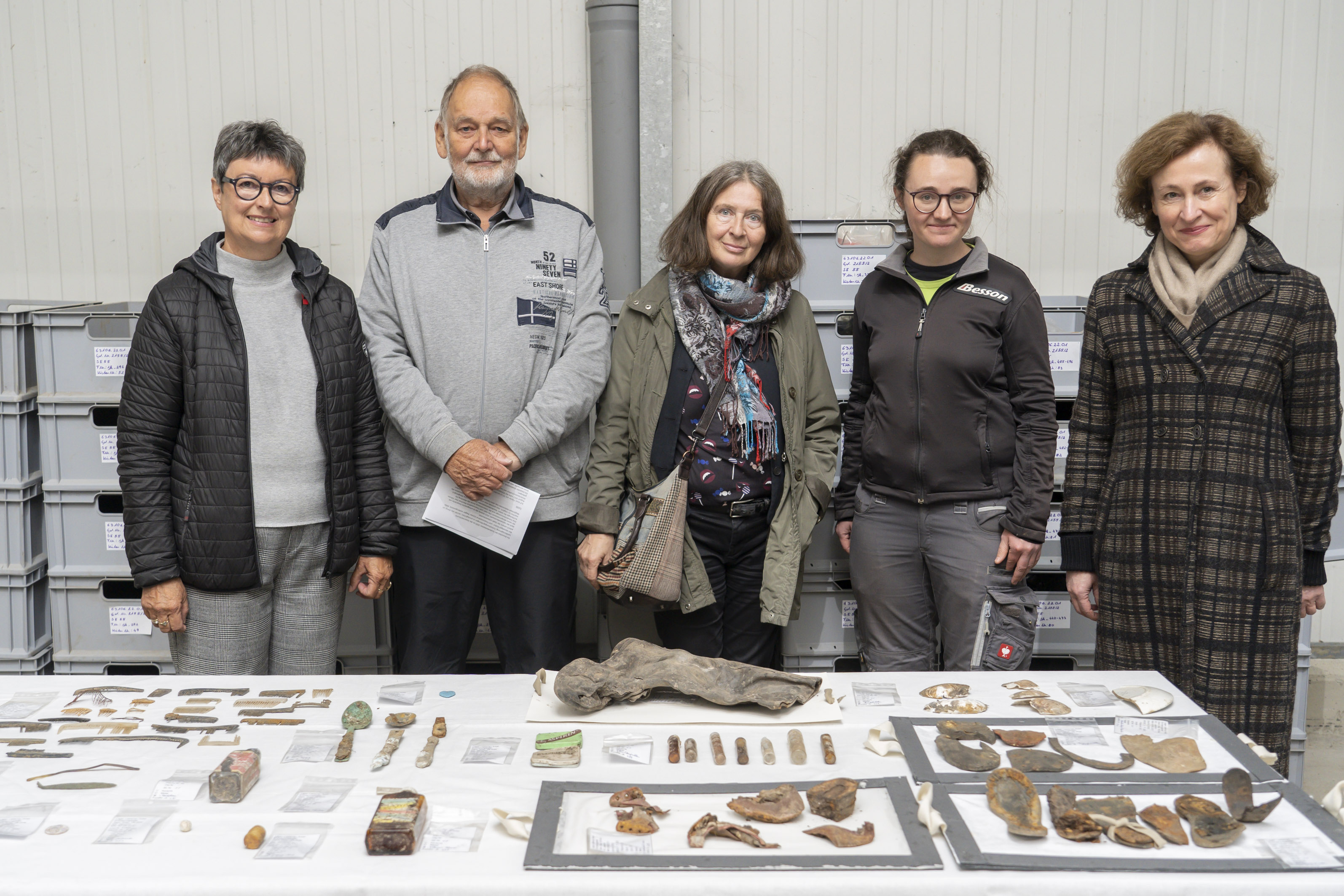 Bei der Übergabe der Funde: Uschi und Rainer Possert (Gedenkinitiative Graz-Liebenau), Bürgermeisterin Elke Kahr, Archäologin Sandra Schweinzer und Graz Museum Direktorin Sibylle Dienesch (v.l.).