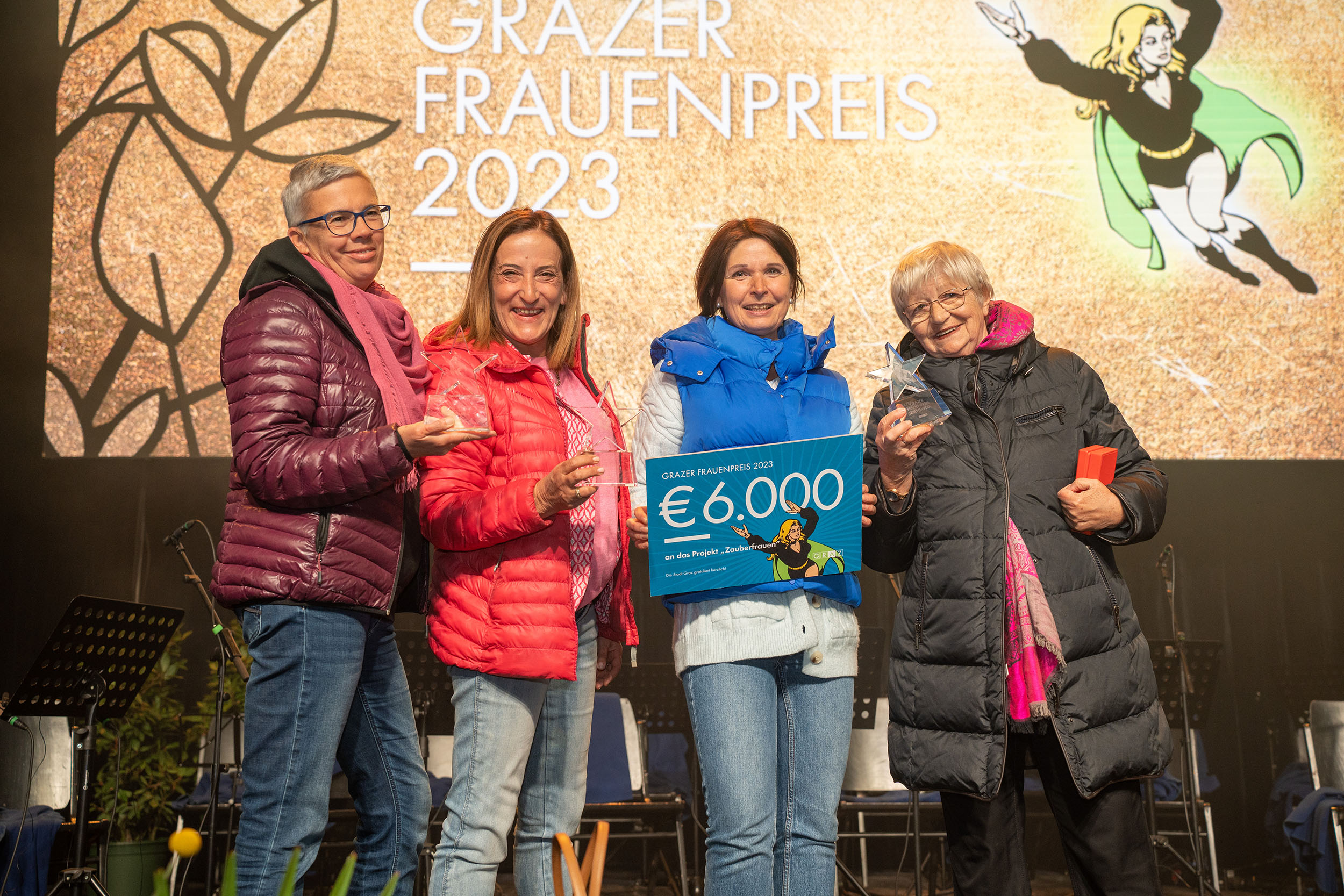 So sehen Siegerinnen aus, v.l.n.r.: Sandra Kocuvan (Engagement), Gudrun Schinagl und Claudia Petru (Projekt "Zauberfrauen"), Irene Windisch (Lebenswerk)